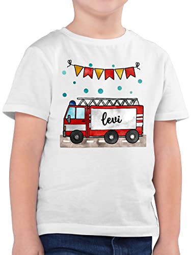 Kinder T-Shirt Jungen personalisiert mit Namen - Feuerwehr - Feuerwehrauto - Geschenk - 104 (3/4 Jahre) - Weiß - Tshirt Name feuerwehrgeschenk feuerwehrmann Kurzarm Shirt Oberteil und - F130K von Geschenk mit Namen personalisiert by Shirtracer