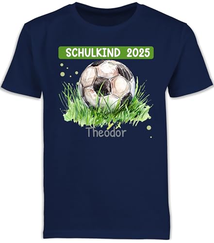 Kinder T-Shirt Schulanfang - Junge - Einschulung 2025 Geschenk | Fußballmotiv mit persönlichem Namen | Geschenk zur Einschulung Jungen - 128 (7/8 Jahre) - Navy Blau - Tshirt Schulkind schulkinder von Geschenk mit Namen personalisiert by Shirtracer