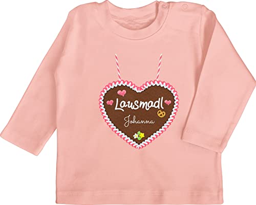 Baby Langarmshirt - Kompatibel Oktoberfest - Lausmadl - Lebkuchenherz und Dein Name - Herzen Blümchen - 12/18 Monate - Babyrosa - Langarm Babykleidung t-Shirt Tshirt Shirt t-Shirts Bayern Outfit von Geschenk mit Namen personalisiert by Shirtracer