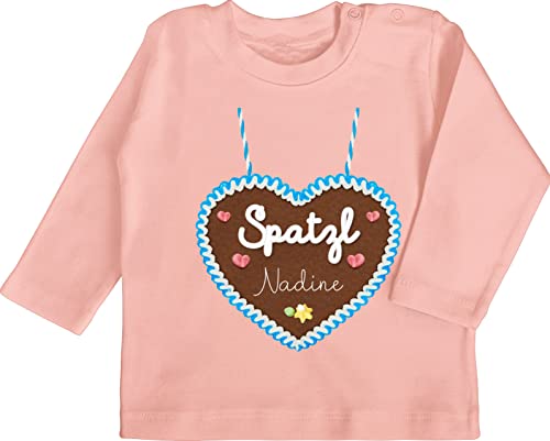 Baby Langarmshirt - Kompatibel Oktoberfest - Spatzl - Lebkuchenherz individuell - hellblau - 3/6 Monate - Babyrosa - t- Shirt Shirts fã¼r Baby-Jungen Langarmshirts für Baby-mädchen t mädchen von Geschenk mit Namen personalisiert by Shirtracer