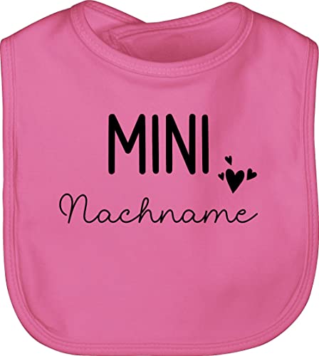 Lätzchen - Zur - Mini Nachname | Schwangerschaft verkünden Geschenk Geburt Baby - Unisize - Pink - geburtsgeschenk name neugeboren reveal neugeborene geschenke nachnamen von Geschenk mit Namen personalisiert by Shirtracer
