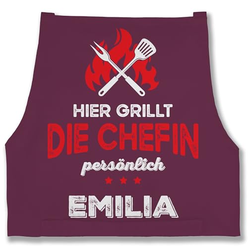 Schürze - Grillschürze Damen - Hier grillt die Chefin persönlich mit Name - Lustig Grillen Frauen - 85x69 - Aubergine von Geschenk mit Namen personalisiert by Shirtracer