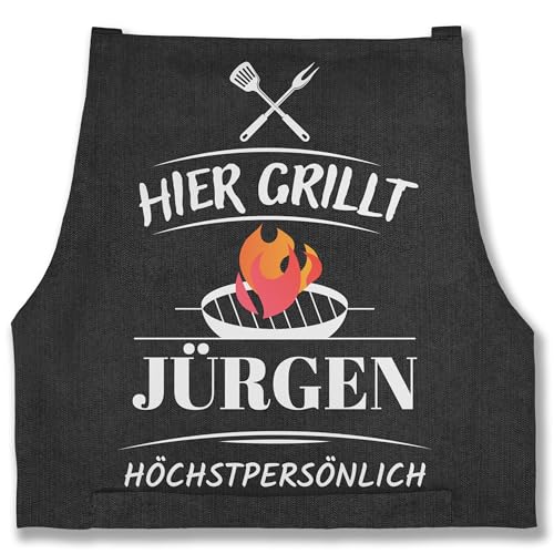 Schürze - Grillschürze Herren Männer - Hier grillt Name höchstpersönlich - Lustiges Geschenk Papa Vatertag Geburtstag - 85x69 - Jeans Schwarz - grillschürzen für schrift personalisierte von Geschenk mit Namen personalisiert by Shirtracer