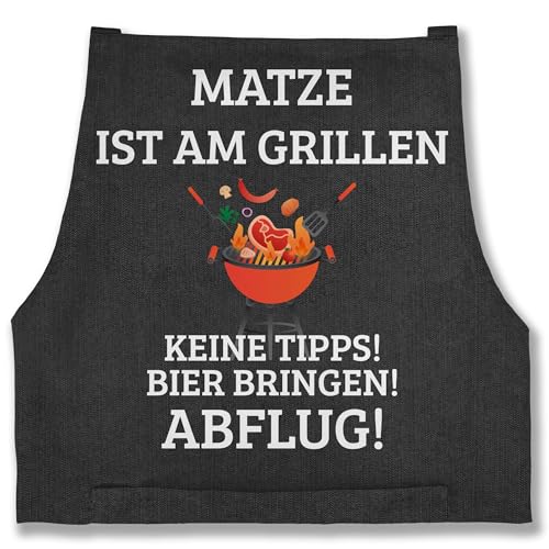 Schürze - Grillschürze - Ist am Grillen mit Namen - Geschenk Vatertag Grill Lustig - 85x69 - Jeans Schwarz - lustige grillgeschenke personalisierte schürzen für männer geschenke von Geschenk mit Namen personalisiert by Shirtracer