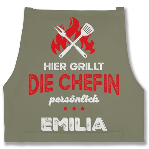 Schürze - Grillschürze Damen - Hier grillt die Chefin persönlich mit Name - Lustig Grillen Frauen - 85x69 - Sage Grün von Geschenk mit Namen personalisiert by Shirtracer