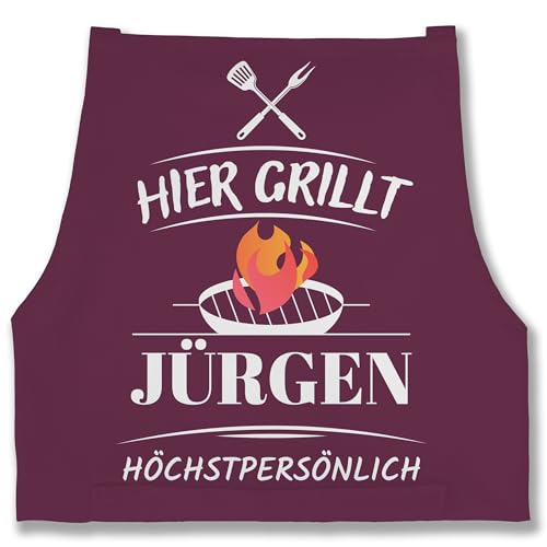 Schürze - Grillschürze Herren Männer - Hier grillt Name höchstpersönlich - Lustiges Geschenk Papa Vatertag Geburtstag - 85x69 - Aubergine - zum backen, für grillen mann grill personalisierte von Geschenk mit Namen personalisiert by Shirtracer