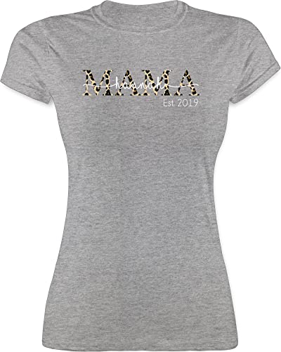 Shirt Damen - Muttertag - Mama mit Namen und Jahreszahl - Lettering braunes Leomuster - M - Grau meliert - Geschenke für Mutter Tshirt Moms personalisierte Mami t muttertagsgeschenke Oberteil von Geschenk mit Namen personalisiert by Shirtracer