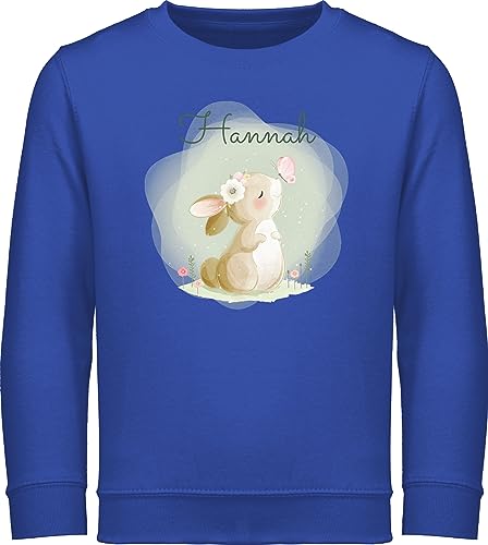 Sweater Kinder Sweatshirt Jungen Mädchen Pullover - Süßer Hase mit Name personalisiert I Hasen Geschenk Bunny I Rabbit I Kaninchen - 128 (7/8 Jahre) - Royalblau - hasenmotiv Ostern osterhasen von Geschenk mit Namen personalisiert by Shirtracer