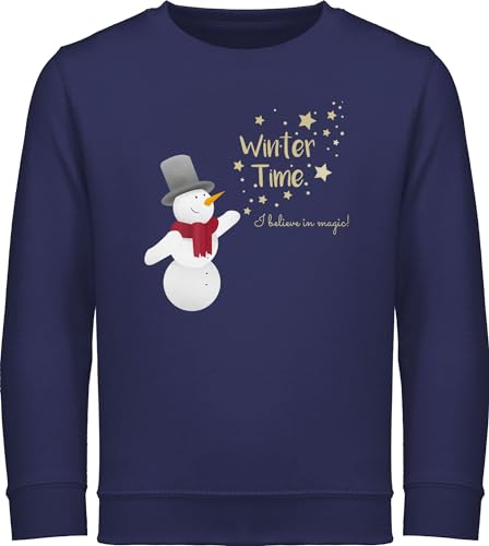 Sweater Kinder Sweatshirt Jungen Mädchen Pullover - Weihnachten - Schneemann mit Wunschtext Text I Winter Time - 128 (7/8 Jahre) - Navy Blau - weihnachtspulli Jungs weinachts Pulli von Geschenk mit Namen personalisiert by Shirtracer