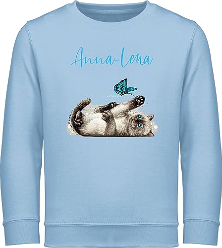 Sweater Kinder Sweatshirt Jungen Mädchen Pullover - Katzen - Süße verspielte Katze Cat - 104 (3/4 Jahre) - Hellblau - namens Druck und katzenmotiv Pulli Geschenke für eine katzenliebhaberin von Geschenk mit Namen personalisiert by Shirtracer