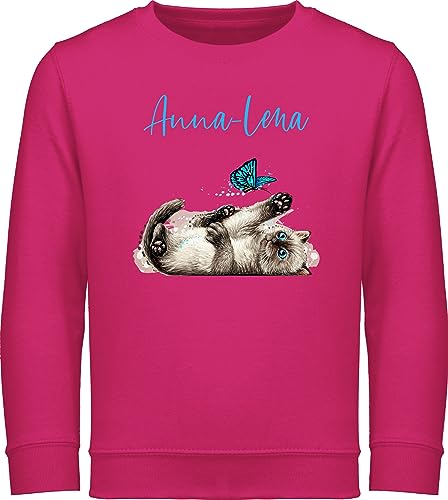 Sweater Kinder Sweatshirt Jungen Mädchen Pullover - Katzen - Süße verspielte Katze Cat - 128 (7/8 Jahre) - Fuchsia - katzenmotiv Geschenke personalisierte Name für katzenbesitzerin von Geschenk mit Namen personalisiert by Shirtracer