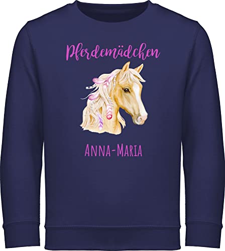 Sweater Kinder Sweatshirt Jungen Pullover - Pferd - Pferdemädchen Wunschname - Pferde Geschenk Mädchen Personalisierte Geschenke Pferdemädchen Geschenke für Mädchen Reiten Sachen mit Namen - 140 von Geschenk mit Namen personalisiert by Shirtracer