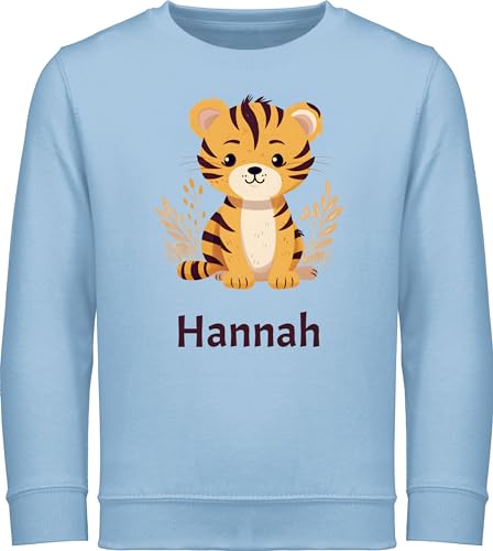 Geschenk mit Namen personalisiert by Shirtracer Sweater Kinder Sweatshirt Jungen Mädchen Pullover - Süße Wildtiere Tiger - 116 (5/6 Jahre) - Hellblau - Tiger, tiermotiv von Geschenk mit Namen personalisiert by Shirtracer