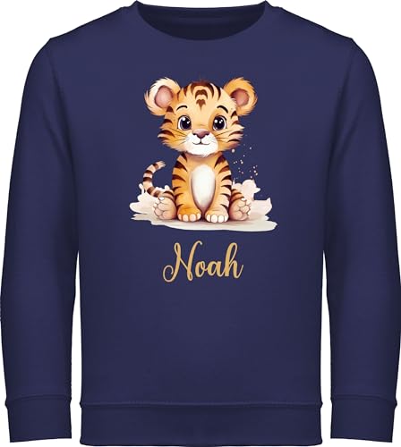 Geschenk mit Namen personalisiert by Shirtracer Sweater Kinder Sweatshirt Jungen Mädchen Pullover - Zootiere - Tiger - 128 (7/8 Jahre) - Navy Blau - tiermotiv Tiger, von Geschenk mit Namen personalisiert by Shirtracer