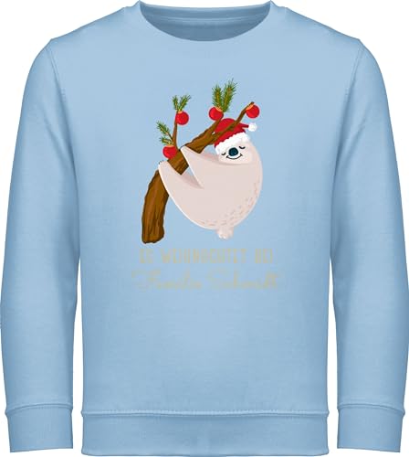 Sweater Kinder Sweatshirt Jungen Mädchen Pullover - Weihnachten - Es Weihnachtet bei - Weihnachtsfaultier Faultier - 140 (9/11 Jahre) - Hellblau - Personalisieren Name weihnachtspulli Geschenke vor von Geschenk mit Namen personalisiert by Shirtracer