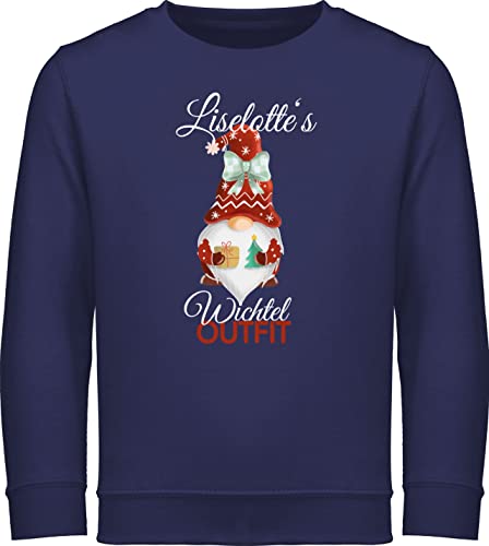 Sweater Kinder Sweatshirt Jungen Mädchen Pullover - Weihnachten Geschenke - Wichtel Outfit mit Name - 116 (5/6 Jahre) - Navy Blau - weinachtspulli weihnachtsmotiv und weihnachtsoutfit Junge vor von Geschenk mit Namen personalisiert by Shirtracer