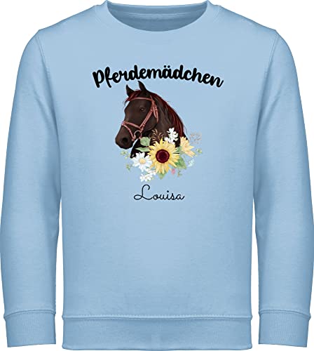 Sweater Kinder Sweatshirt Jungen Pullover - Pferd - Pferdemädchen Pferde Mädchen - 104 (3/4 Jahre) - Hellblau - personalisierte Pulli reiten Blumen reitpullover personalisierter Reiter pullis von Geschenk mit Namen personalisiert by Shirtracer
