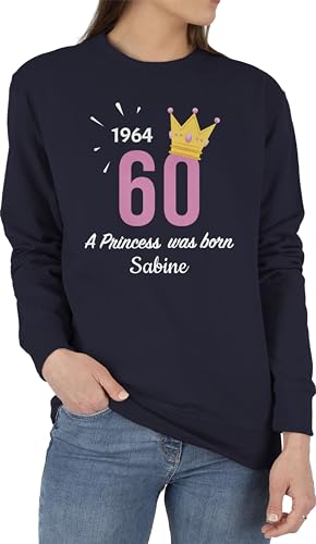 Sweater Pullover Sweatshirt Herren Damen - 60. Geburtstag - 1964 A Princess was Born - zum Sechzigsten - mit Name - M - Dunkelblau - 60 1963 Jahre Geschenke 60.Geburtstag sechzigern sechzig 60.TER von Geschenk mit Namen personalisiert by Shirtracer