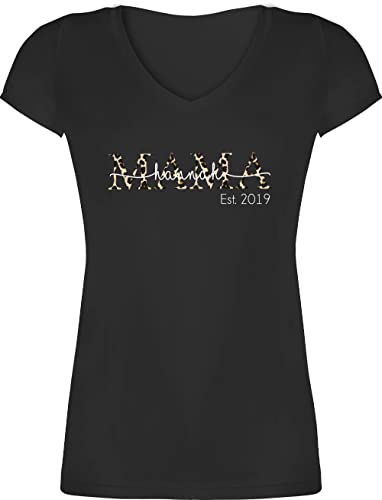 T-Shirt Damen V Ausschnitt - Muttertag - Mama mit Namen und Jahreszahl - Lettering braunes Leomuster - L - Schwarz - mütter Shirt mutertagsgeschenke motherday Gift personalisierte Geschenkideen mom von Geschenk mit Namen personalisiert by Shirtracer