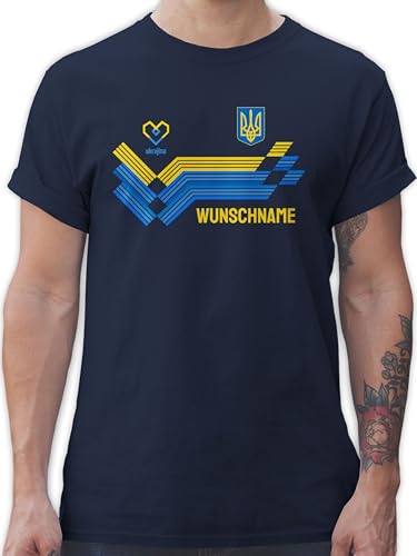 T-Shirt Herren - 2024 Fussball EM Fanartikel - Personalisierbares Ukraine Motiv Trikot | Individuelles Україна Design mit Wappen und Landesfarben | Mit eigenem Namen - XL - Navy Blau von Geschenk mit Namen personalisiert by Shirtracer
