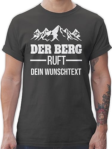 T-Shirt Herren - Der Berg Ruft - Wandern Geschenk - M - Dunkelgrau - Wanderer Berge Wander Bergen Wunschname bergmotiv von Geschenk mit Namen personalisiert by Shirtracer