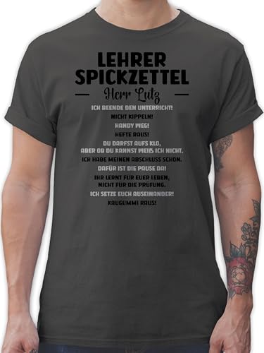 T-Shirt Herren - Geschenk Lehrer Spickzettel mit Name I Lehrer Geschenk lustig I Lustige Geschenke Lehrkraft I Lehrergeschenke - M - Dunkelgrau - t Shirt Abschied Tshirt für von Geschenk mit Namen personalisiert by Shirtracer