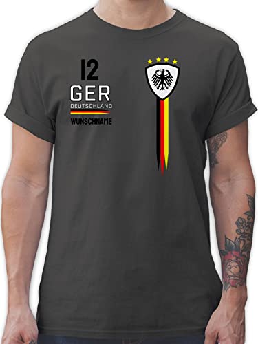 T-Shirt Herren personalisiert mit Namen - Fussball EM 2024 Fanartikel - Deutschland WM Trikot Farben - S - Dunkelgrau - fußball Shirt personalisiertes Tshirt t männer - L190 von Geschenk mit Namen personalisiert by Shirtracer