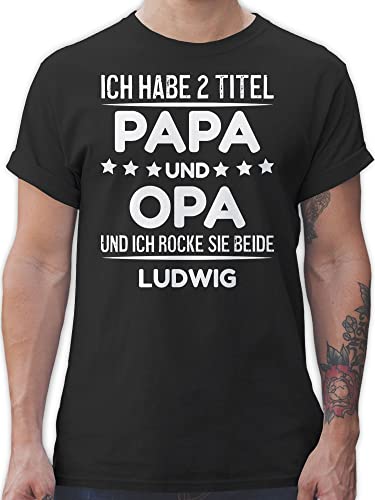 T-Shirt Herren - zum Vatertag - Ich Habe Zwei Titel - Papa und Opa - mit Name - XL - Schwarz - für väter Geschenke Vater Tshirt personalisierte Vatertagsgeschenk papatags Shirt männer von Shirts von Geschenk mit Namen personalisiert by Shirtracer