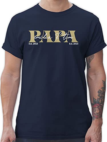 T-Shirt Herren - zum Vatertag - Papa Geschenk mit Namen Kinder Datum Geburtsjahr I Weihnachten I Geburtstag - L - Navy Blau - personalisierte Geschenke väter Vatertagsgeschenk Tshirt Vater Son von Geschenk mit Namen personalisiert by Shirtracer