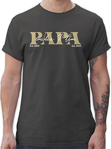 T-Shirt Herren - zum Vatertag - Papa Geschenk mit Namen Kinder Datum Geburtsjahr I Weihnachten I Geburtstag - 3XL - Dunkelgrau - personalisierte Geschenke väter Vatertagsgeschenk Tshirt Vater Son von Geschenk mit Namen personalisiert by Shirtracer