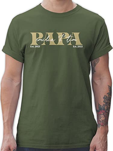T-Shirt Herren - zum Vatertag - Papa Geschenk mit Namen Kinder Datum Geburtsjahr I Weihnachten I Geburtstag - 3XL - Army Grün - personalisierte Geschenke väter Vatertagsgeschenk Tshirt Vater Son von Geschenk mit Namen personalisiert by Shirtracer