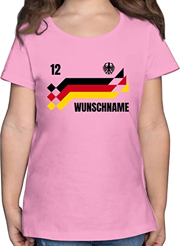 T-Shirt Mädchen - 2024 Fussball EM Fanartikel - Deutschland Trikot mit Name und Nummer Germany - 128 (7/8 Jahre) - Rosa - Kinder fußball Tshirt Shirt wm 24 t personalisierte Geschenke Europa von Geschenk mit Namen personalisiert by Shirtracer