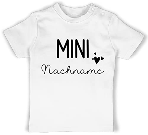 T-Shirt Mädchen Jungen - Zur - Mini Nachname | Schwangerschaft verkünden Geschenk Geburt Baby - 6/12 Monate - Weiß - Geburtsgeschenk Name Shirt neugeboren Reveal Tshirts Neugeborene Geschenke von Geschenk mit Namen personalisiert by Shirtracer