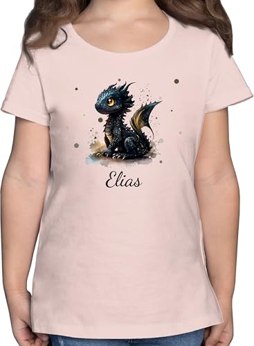 T-Shirt Mädchen - Süßer Kleiner Drache mit Namen I Nachtdrache I Dragon I Drachen I Drachenzähmen - 116 (5/6 Jahre) - Rosa - Dragons zähmen Tshirt drachenmotiv und Name Shirt personalisierte von Geschenk mit Namen personalisiert by Shirtracer