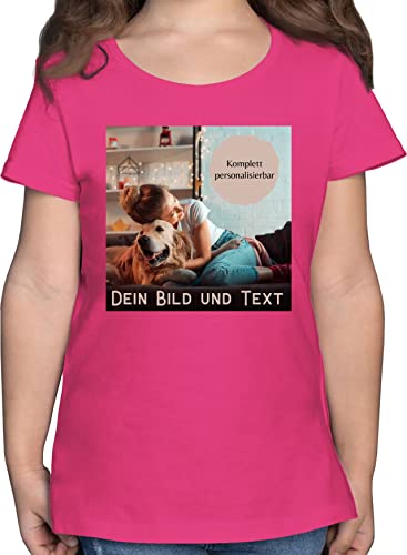 T-Shirt Mädchen - eigenem - Foto Bild Geschenk - 128 (7/8 Jahre) - Fuchsia - Schrift und Text von Sich Drauf selbst gestalten Bedrucken selber Design personalisiert+Bild & personalisierte von Geschenk mit Namen personalisiert by Shirtracer