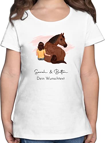 T-Shirt - Pferd - Pferdemädchen Namen - Pferde Mädchen Geschenk - 104 (3/4 Jahre) - Weiß - personalisiertes pferdezubehör Tshirt reiten pferden Shirt Name pferdeshirts Kinder Reiter pferdemotiv von Geschenk mit Namen personalisiert by Shirtracer