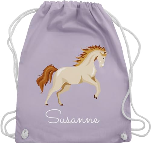 Turnbeutel Rucksack - Pferde - Steigendes Pferd mit Wunschname - Unisize - Pastell Lila - mädchen reiten beutel schlafbeutel kindergarten geschenke für reiterinnen selbst bedrucken baumwolle von Geschenk mit Namen personalisiert by Shirtracer