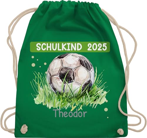 Turnbeutel Rucksack - Schulanfang - Einschulung 2025 Geschenk | Fußballmotiv mit persönlichem Namen | Geschenk zur Einschulung Jungen - Unisize - Grün - schulkind beutel 2022 schulanfänger von Geschenk mit Namen personalisiert by Shirtracer