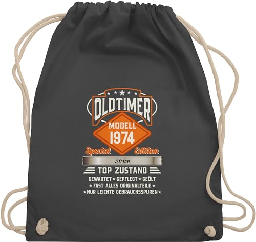 Turnbeutel Rucksack - 50. Geburtstag - Oldtimer Special Vintage 1974 mit Name zum Fünfzigsten - Unisize - Dunkelgrau - frau schonend behandeln fünfzig 1973 turnsack 50.geburtstag 50 stoffbeutel von Geschenk mit Namen personalisiert by Shirtracer