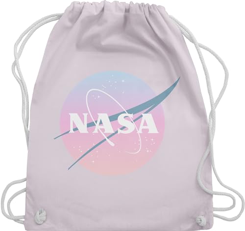 Geschenk mit Namen personalisiert by Shirtracer Turnbeutel Rucksack - Weltall Weltraum - Nasa Logo - Unisize - Pastell Rosa - astronaut planeten rakete astronauten von Geschenk mit Namen personalisiert by Shirtracer