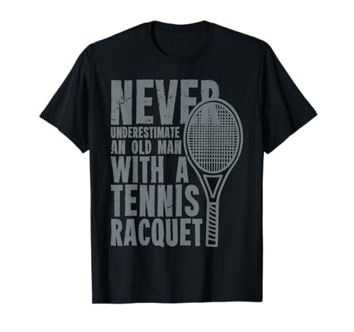 Never Underestimate An Old Man with A Tennis Racquet T-Shirt von Geschenk & Bekleidung Tennis Liebhaber by DIMMERCH