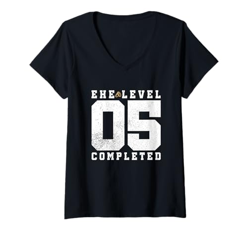 Damen Ehe Level 05 Completed 5. Hochzeitstag Party Holzhochzeit T-Shirt mit V-Ausschnitt Damen Ehe Level 05 Completed 5. Hochzeitstag Party Holzhochzeit T-Shirt mit V-Ausschnitt von Geschenk zur Holzhochzeit & 5. Hochzeitstag Party