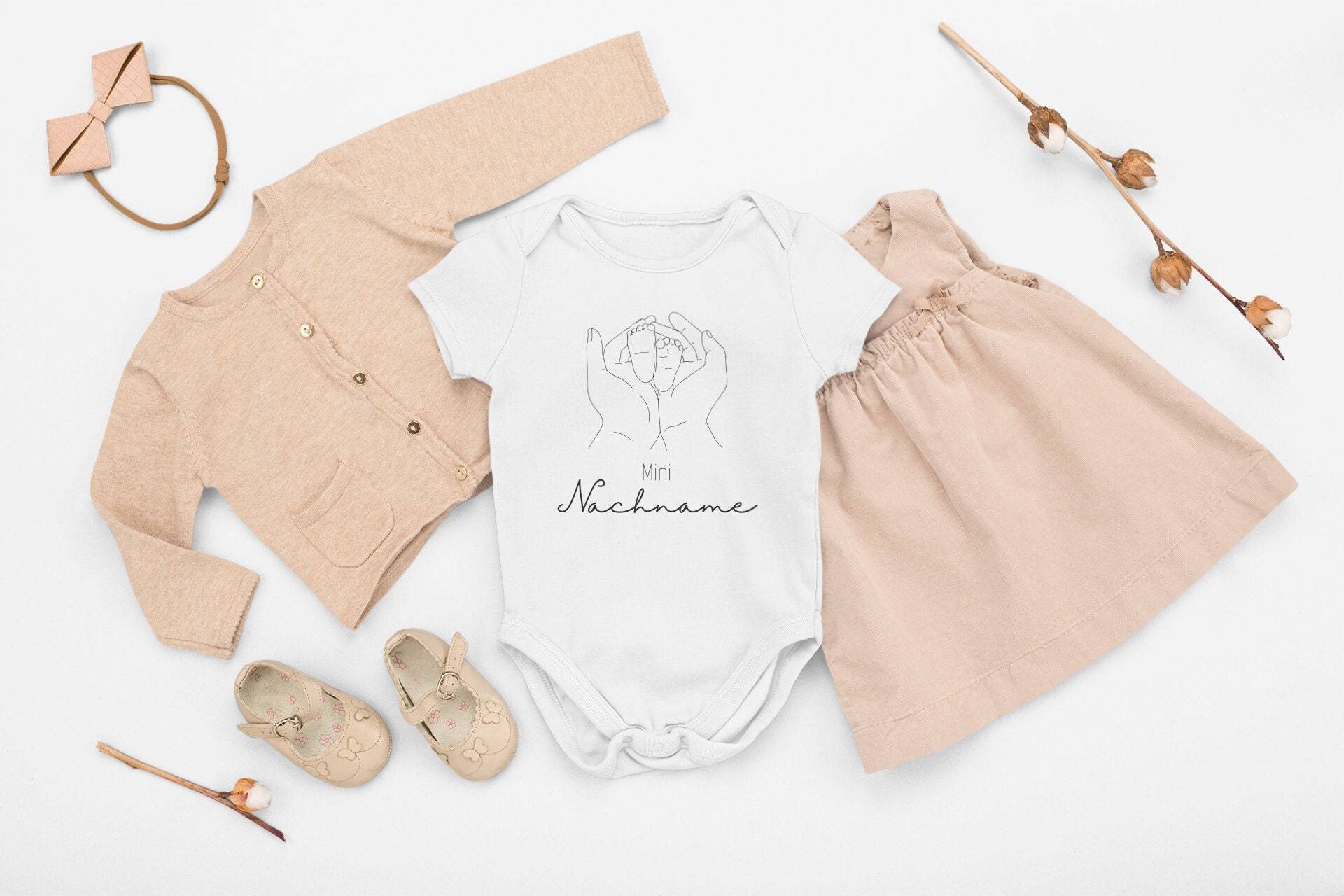 Babybody Motiv, Personalisiert, Mini Nachname, Body, Schwangerschaft Verkünden, Namen, Geburt - Organic Baby Bodysuite von GeschenkDesignsDE