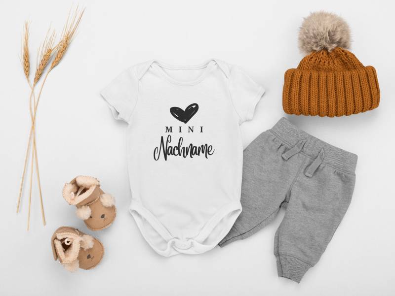 Nachname Babybody Personalisiert Mini Schwangerschaftsverkündung Body Mit Namen Schwangerschaft Verkünden Geburt - Organic Baby Bodysuite von GeschenkDesignsDE