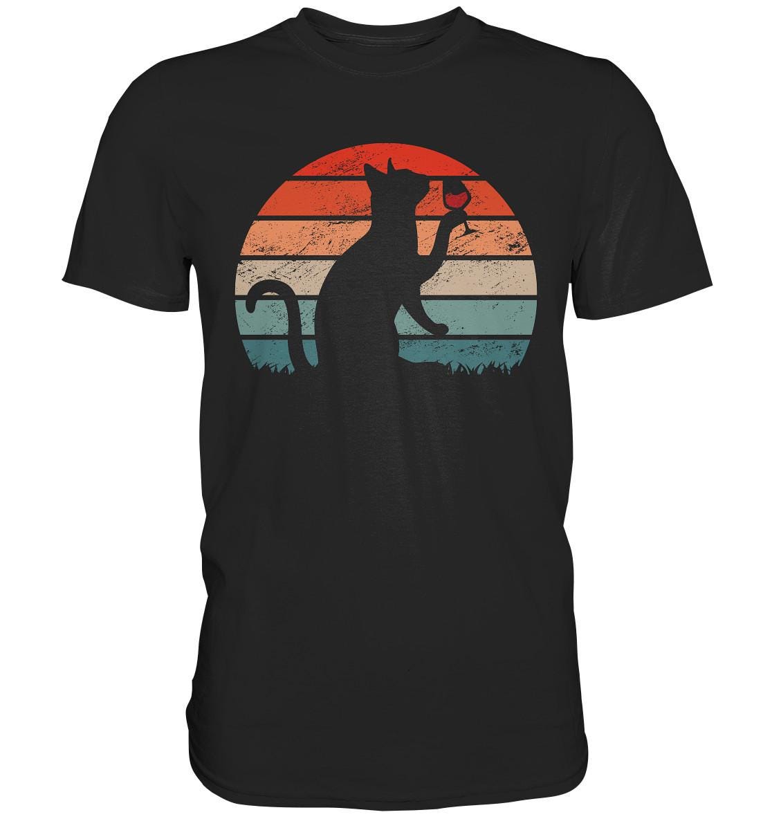 Trinkende Katze Hält Weinglas Sonnenuntergang - Premium Shirt von GeschenkDesignsDE