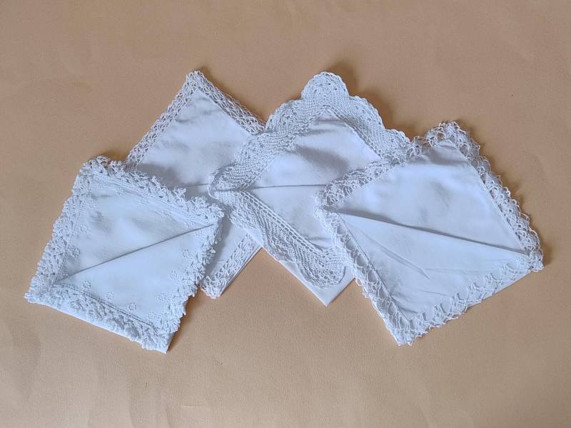 Vintage-Taschentücher Mit Weißer Handgehäkelter Borte/Umhäkeltes Baumwolle-Taschentuch Einsteck-Taschentuch Von Hand Umhäkelt von GeschenkZuSchlag