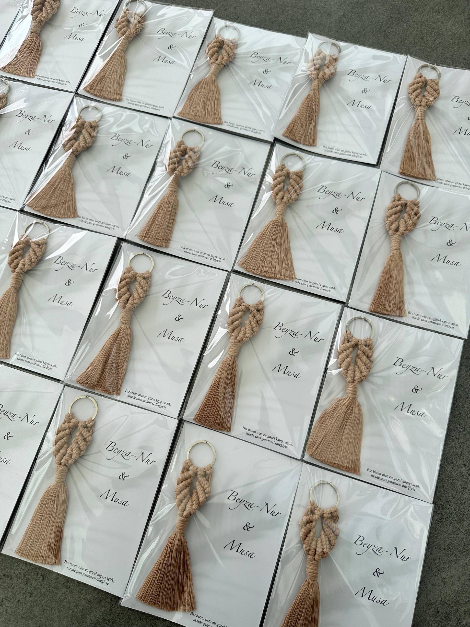 Personlisierbare Makramee Schlüsselanhänger | Gastgeschenke Für Jeden Anlass Keychain Handgemachte Anhänger Geschenkartikel Personlisierbare Makramee Schlüsselanhänger | Gastgeschenke Für Jeden Anlass Keychain Handgemachte Anhänger Geschenkartikel von GeschenkartikelbyNG