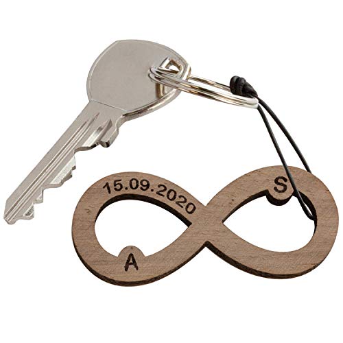 Geschenke 24 Schlüsselanhänger Holz Infinity mit Gravur (mit Geschenkverpackung) - Anhänger personalisiert mit Initialen und Datum - Partner Geschenke, Valentinstagsgeschenk für ihn und sie von Geschenke 24