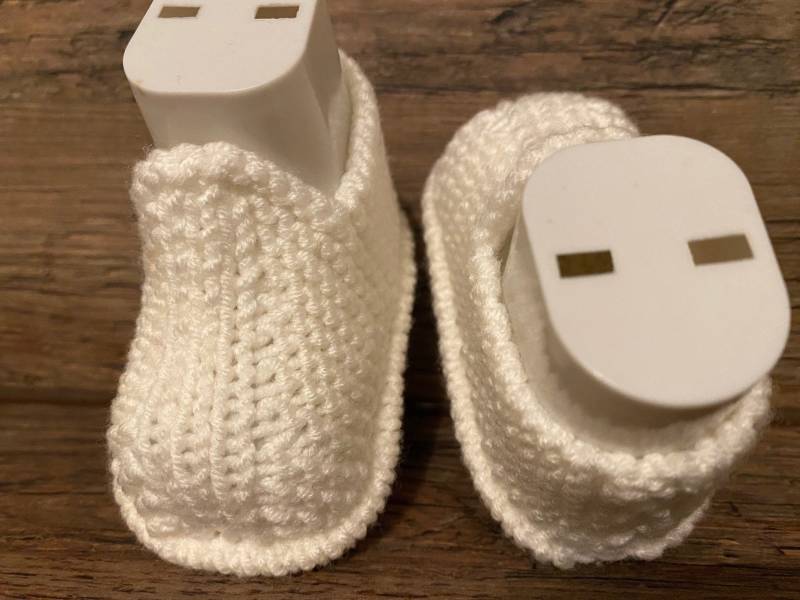 Weiß Babyschuhe Größe 0-3 Monate Gestrickte Von Hand Gestrickt Baby Geschenk Mutter Für Schwangere Weiß Babyschuhe Größe 0-3 Monate Gestrickte Von Hand Gestrickt Baby Geschenk Mutter Für Schwangere von GeschenkeDekoAtelier