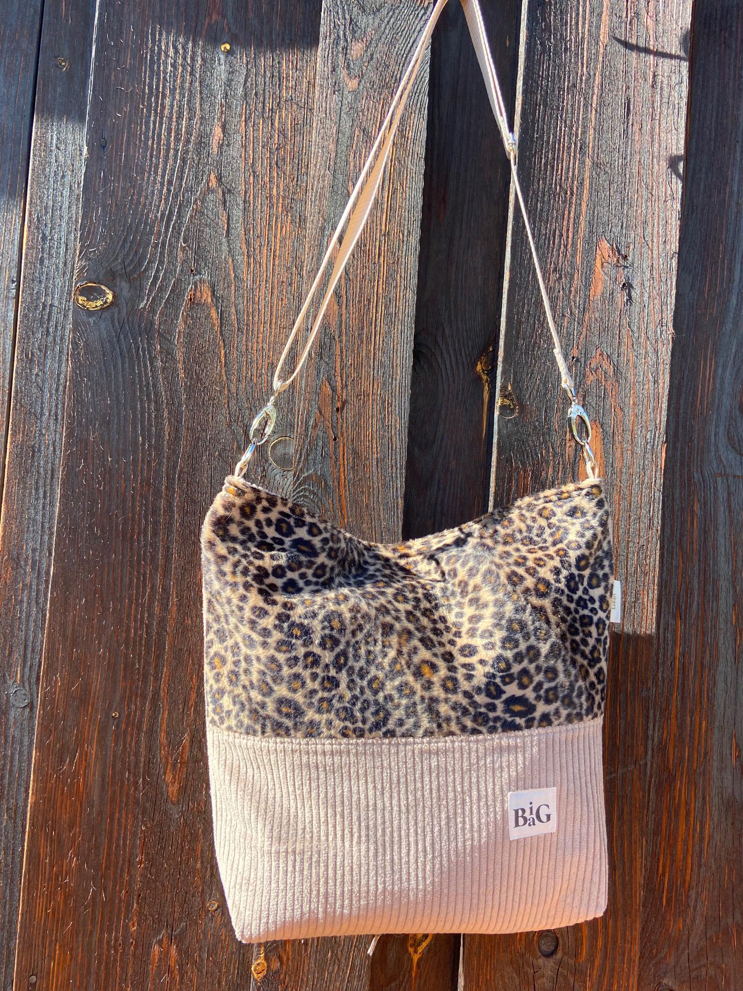 Cordtasche Mit Plüschstoff Leo Umhängetasche Schultertasche Crossbody Innenfach Reißverschluss Leotasche Plüschtasche Shopper Cordshopper Cordtasche Mit Plüschstoff Leo Umhängetasche Schultertasche Crossbody Innenfach Reißverschluss Leotasche Plüschtasche Shopper Cordshopper von GeschenkeEckerl